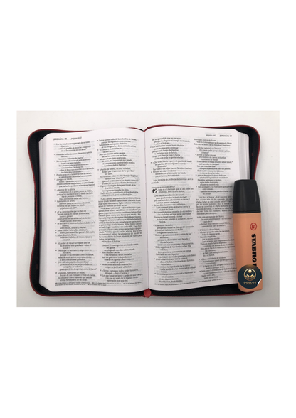 Biblia NTV Compacta Cierre Negro Carmesí Símil Piel