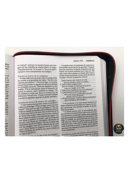 Biblia NTV Compacta Cierre Negro Carmesí Símil Piel